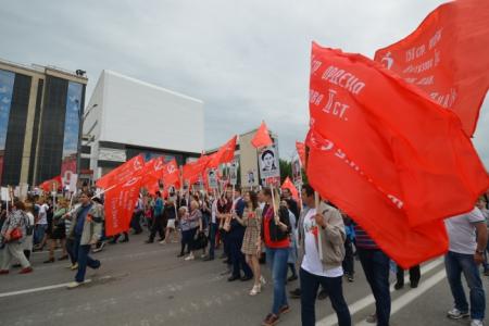 Ростовские коммунисты и комсомольцы приняли участие в акции "Бессмертный полк"