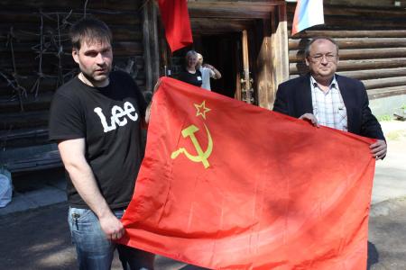 Коммунисты Ленобласти провели субботник рядом с памятником Ленину и Сталину
