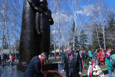 Омские коммунисты в День Победы провели шествие и митинг