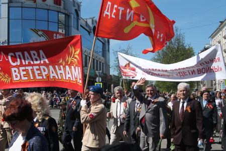 Коммунисты Псковской области участвовали в демонстрации в честь Дня Победы