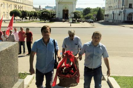 Коммунисты и их сторонники отметили 98-ю годовщину образования Чувашской автономии