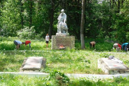 Саратовская область. Коммунисты из города Пугачева провели субботник возле памятника советским воинам