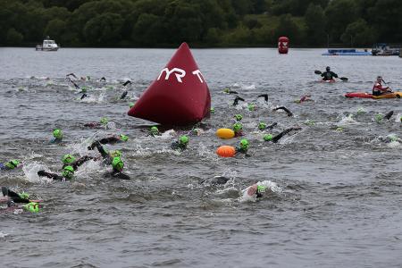 Спортклуб КПРФ провел соревнования по плаванию на открытой воде в городе Москве