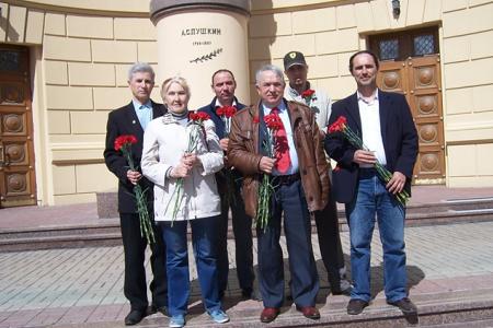 Казань. В День русского языка коммунисты возложили цветы к памятнику А.С. Пушкина