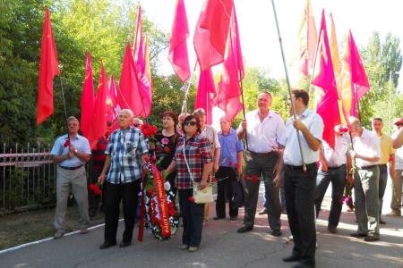 Саратовские коммунисты почтили память павших в боях за Родину
