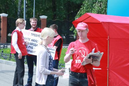 В Омске стартовала серия акций КПРФ против завышенных цен на топливо