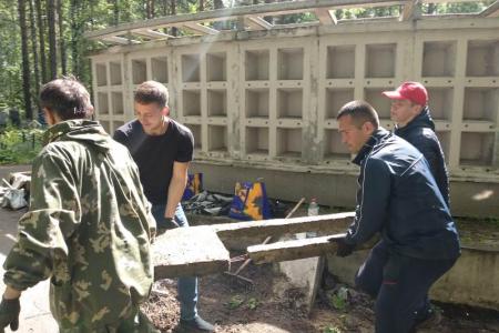 Новосибирская область. Заельцовские коммунисты провели субботник на Аллее героев