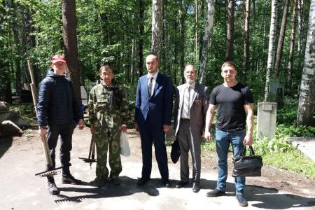 Новосибирская область. Заельцовские коммунисты провели субботник на Аллее героев