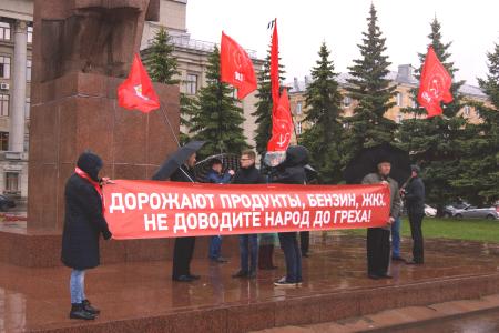 «Не доводите народ до греха!». Кировские активисты КПРФ вышли на пикет против роста цен на бензин