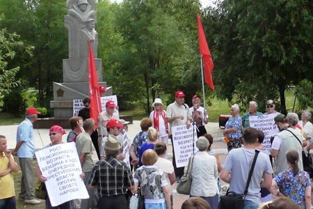 В Саратове прошёл митинг против повышения пенсионного возраста, роста цен и налогов