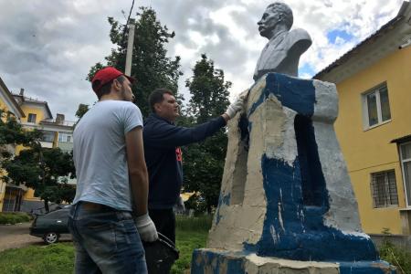 Тульские и ефремовские коммунисты отреставрировали памятник Максиму Горькому в городе Ефремове