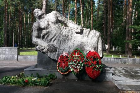 Новосибирская область. Заельцовские коммунисты провели субботник на Аллее героев