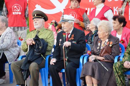 Коммунисты и комсомольцы почтили память героев Великой Отечественной войны 