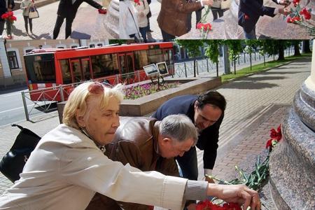 Казань. В День русского языка коммунисты возложили цветы к памятнику А.С. Пушкина