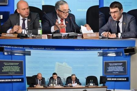 Депутаты-коммунисты встретились в Госсовете Татарстана с журналистами