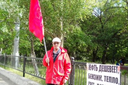  "Подорожал бензин - пересядем на танки!". Саратовские коммунисты проводят протестные пикеты 