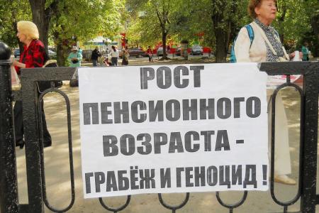  "Подорожал бензин - пересядем на танки!". Саратовские коммунисты проводят протестные пикеты 