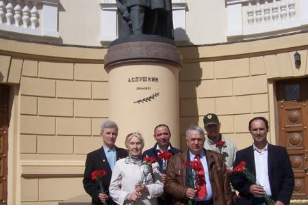 Казань. В День русского языка коммунисты возложили цветы к памятнику А.С. Пушкина