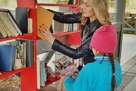 Казань. Депутаты-коммунисты Юрий Синельщиков  и Артём Прокофьев вручили подарки детям