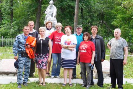 Саратовская область. Коммунисты из города Пугачева провели субботник возле памятника советским воинам
