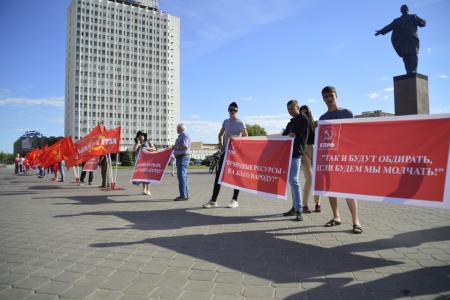 Волгоградская область. В Волжском прошла акция "Нет золотому бензину"