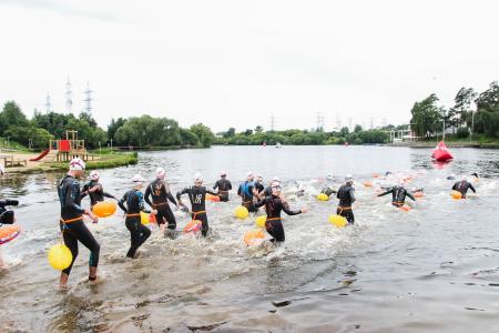 Спортклуб КПРФ провел соревнования по плаванию на открытой воде в городе Москве