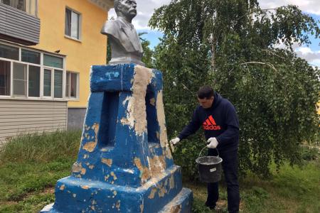 Тульские и ефремовские коммунисты отреставрировали памятник Максиму Горькому в городе Ефремове