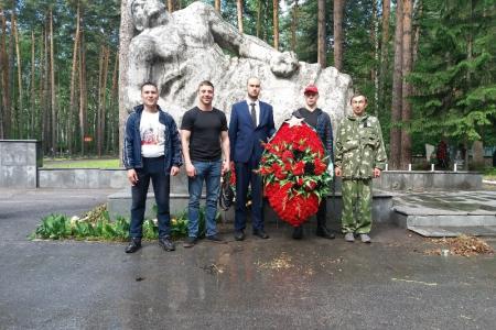 Новосибирская область. Заельцовские коммунисты провели субботник на Аллее героев