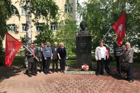 Башкирские коммунисты возложили цветы к памятнику А.С. Пушкину в Уфе