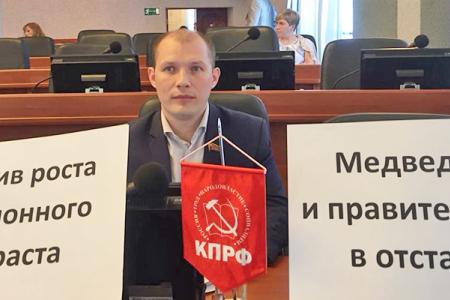 Депутаты от КПРФ пришли на заседание Заксобрания Карелии с плакатом: "Медведева и правительство – в отставку"