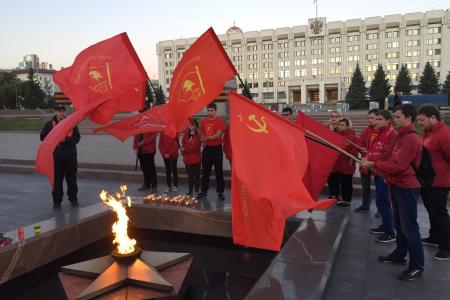 Самарские коммунисты возложили цветы к Вечному огню в память о погибших в Великой Отечественной войне