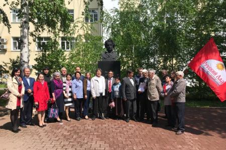 Башкирские коммунисты возложили цветы к памятнику А.С. Пушкину в Уфе