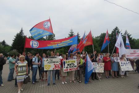 «Пенсионные удостоверения будем выдавать в морге»: в Новосибирске прошел пикет против повышения пенсионного возраста  