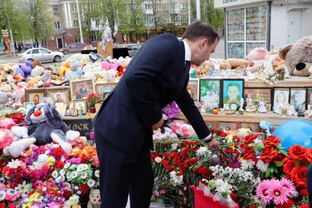 Юрий Афонин и кемеровские коммунисты почтили память погибших в «Зимней вишне»