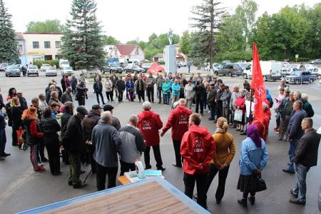 Новгородская область. Жители поселка Демянск пришли на митинг КПРФ за достойную жизнь