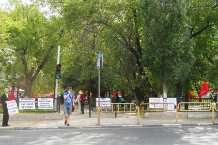  "Подорожал бензин - пересядем на танки!". Саратовские коммунисты проводят протестные пикеты 