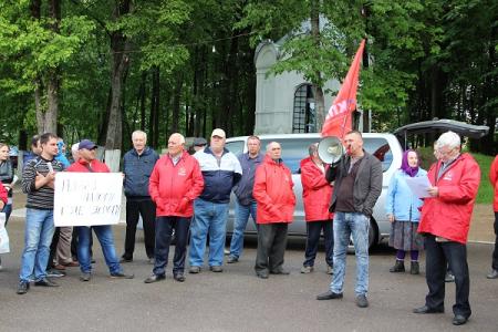 Новгородская область. Жители поселка Демянск пришли на митинг КПРФ за достойную жизнь