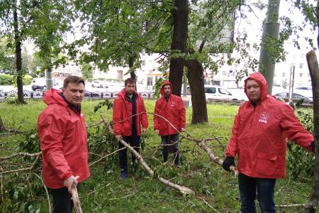 Нижегородские коммунисты приняли участие в ликвидации последствий урагана в Нижнем Новгороде