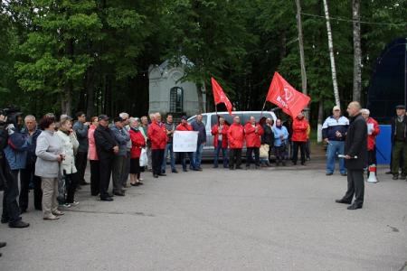 Новгородская область. Жители поселка Демянск пришли на митинг КПРФ за достойную жизнь