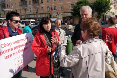 Коммунисты Рязани провели серию пикетов против роста цен на бензин