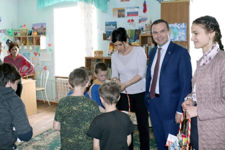 Юрий Афонин и Мария Прусакова поздравили воспитанников детского социального центра в Барнауле