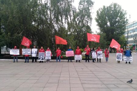 Позор такой власти! Акция саратовских коммунистов