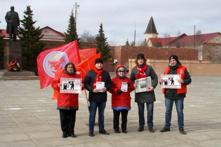 Ненецкие коммунисты провели пикет против повышения цен на топливо