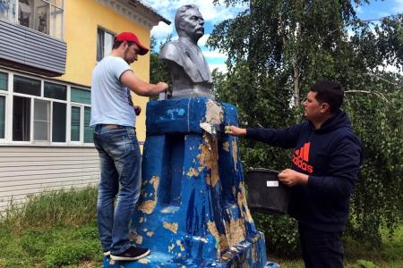 Тульские и ефремовские коммунисты отреставрировали памятник Максиму Горькому в городе Ефремове