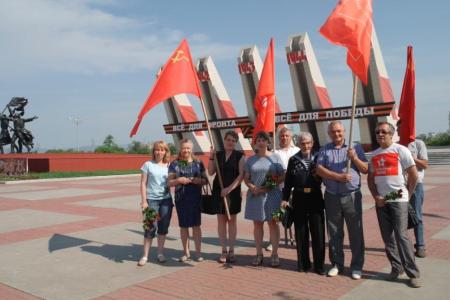 В День памяти и скорби коммунисты Читы возложили цветы к Вечному огню