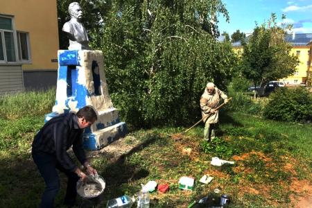 Тульские и ефремовские коммунисты отреставрировали памятник Максиму Горькому в городе Ефремове