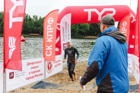 Спортклуб КПРФ провел соревнования по плаванию на открытой воде в городе Москве