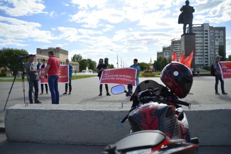 Волгоградская область. В Волжском прошла акция "Нет золотому бензину"