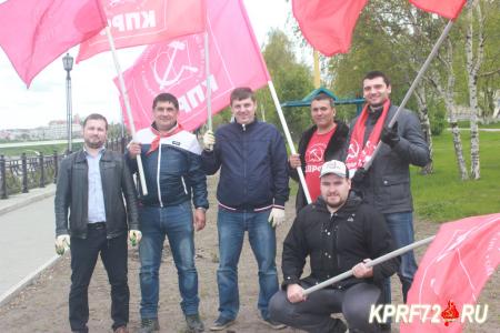 Коммунисты Тюмени посадили аллею экзотических деревьев