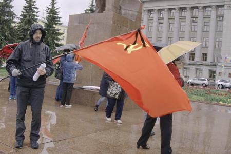 «Не доводите народ до греха!». Кировские активисты КПРФ вышли на пикет против роста цен на бензин
